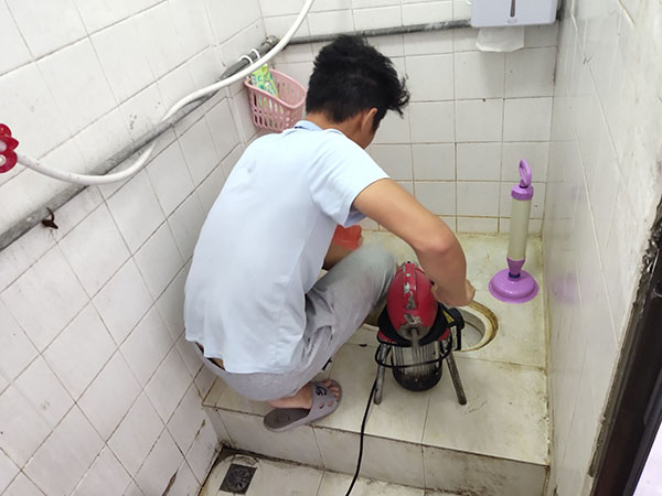 浦江管道堵塞冒臭气 专业师傅现场解决问题